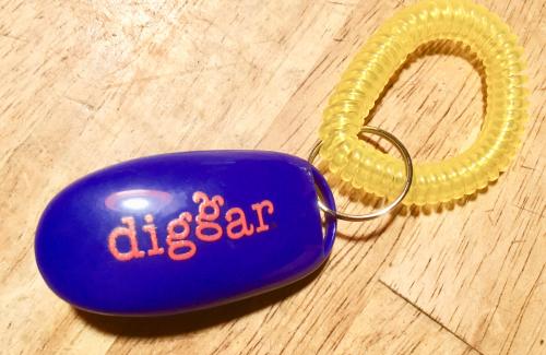 DIGGAR® Hunde Basic Clicker mit praktischem Gummiband